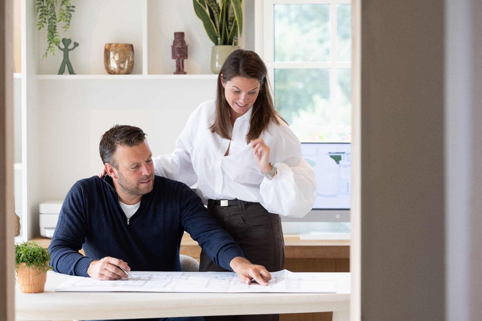 Willem en Hanne Deseure bespreken bouwplannen