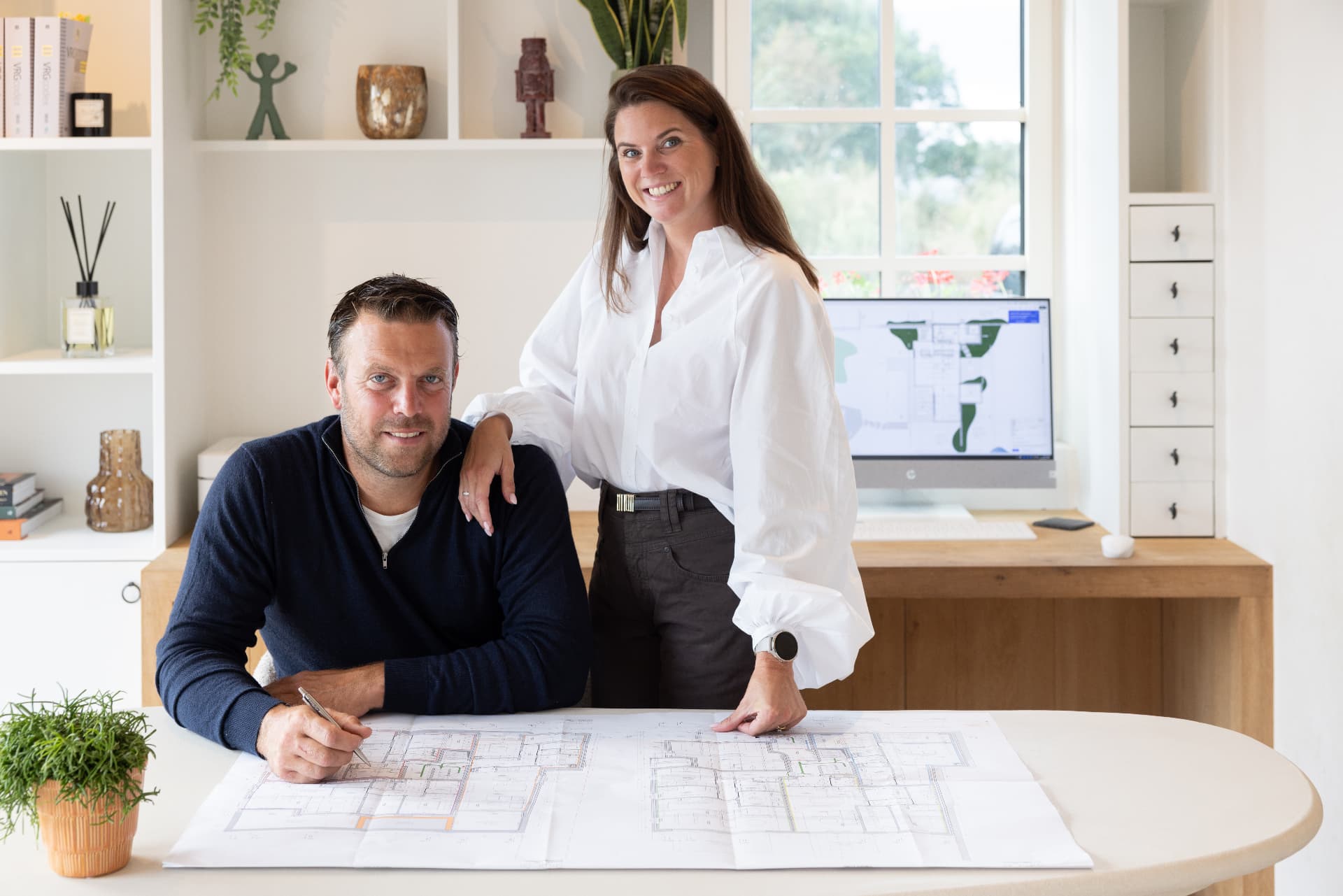 Lachend koppel voor hun nieuwe woning